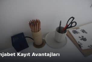 Masada açık defter ve kalem; üzerinde Benjabet kayıt avantajları başlığı