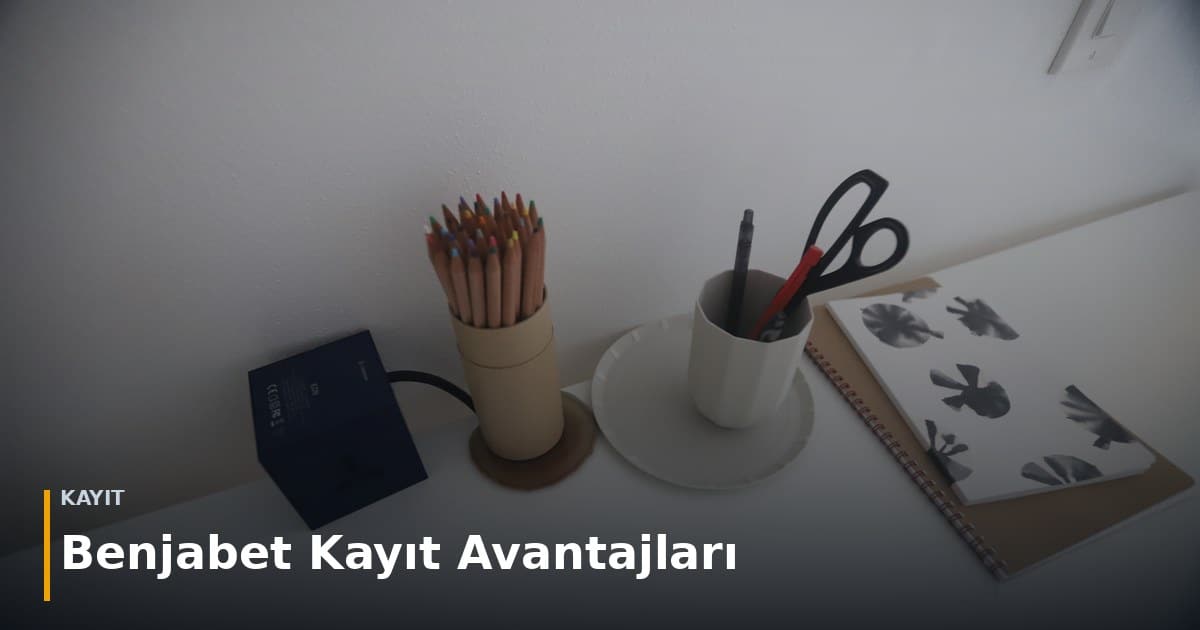 Masada açık defter ve kalem; üzerinde Benjabet kayıt avantajları başlığı