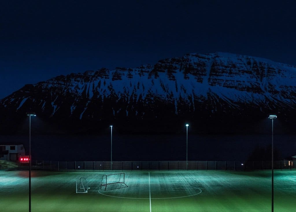 Gece ışıklandırılmış futbol sahası